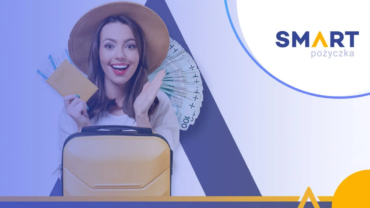 Uśmiechnięta kobieta z biletami i pieniędzmi, gotowa na podr&oacute;ż. Smart pożyczka kiedy przelew, by spełnić marzenia o wakacjach.