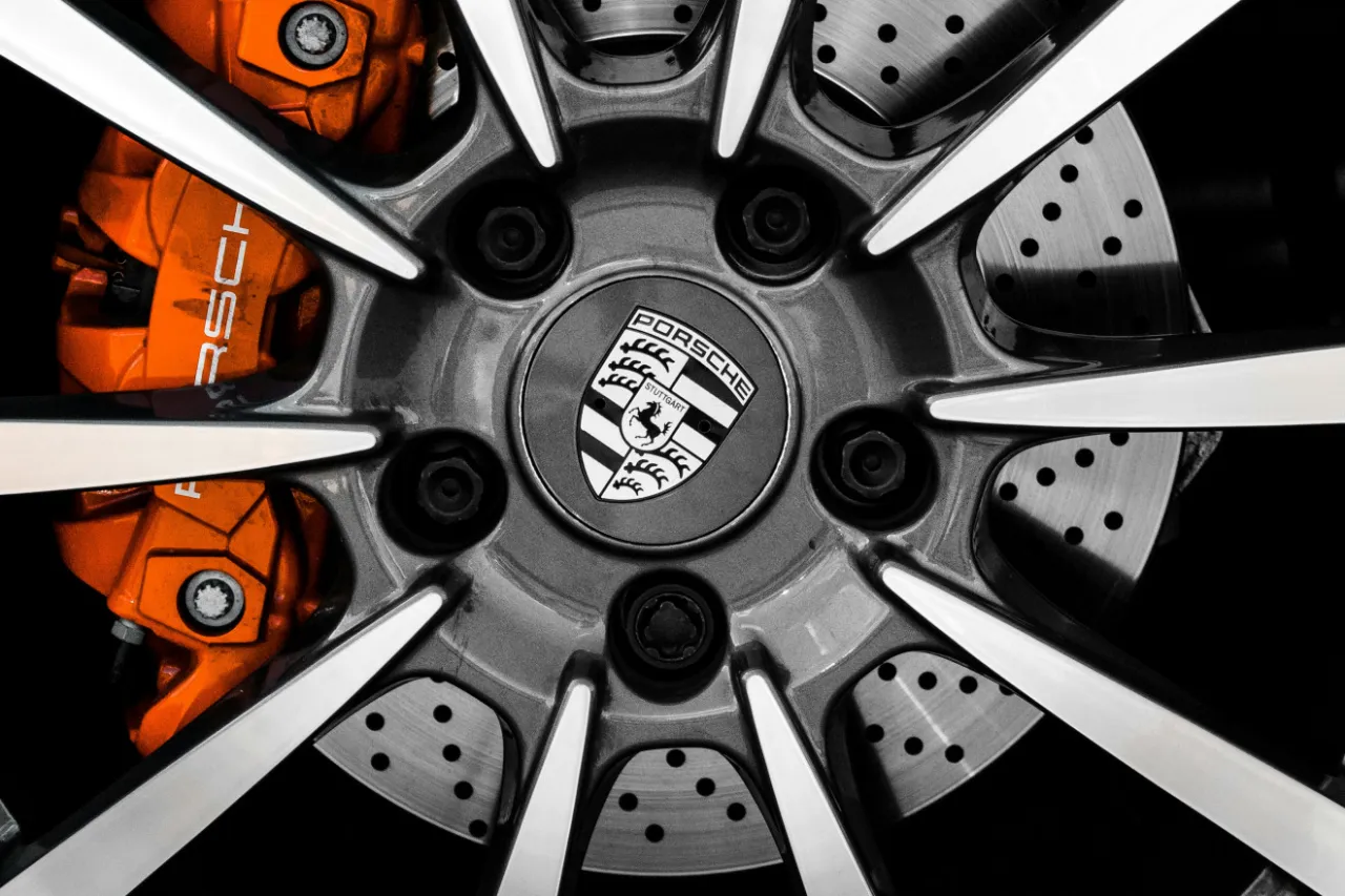 Pomarańczowy zacisk hamulcowy z napisem PORSCHE i logo marki na feldze. Czy to Ferrari czy Porsche? To Porsche!