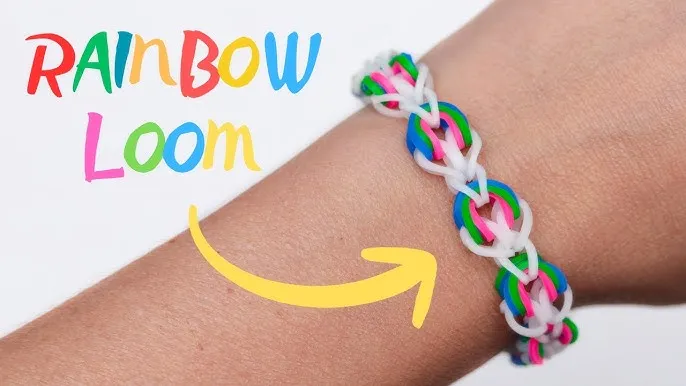 dzieci bawiące się bransoletkami z gumek, znak CE