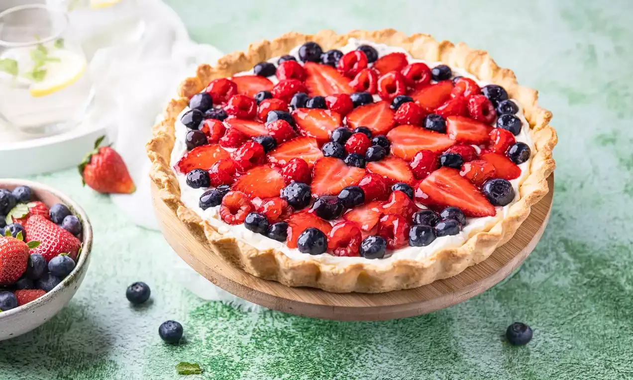 Krucha tarta z truskawkami i kremem
