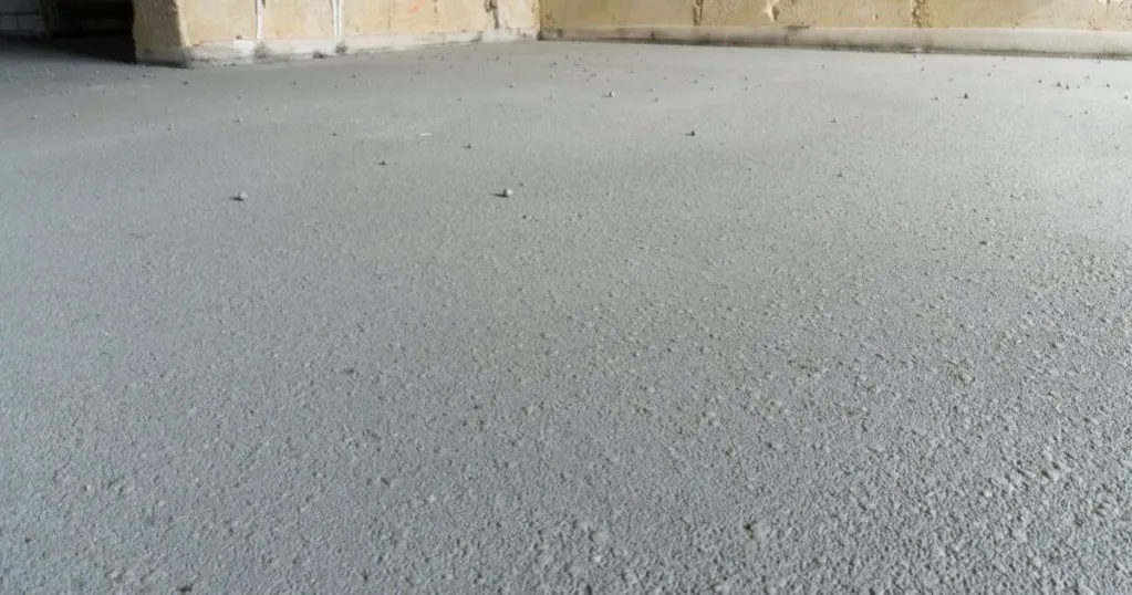 Ekipa wykonująca wylewkę styrobetonową