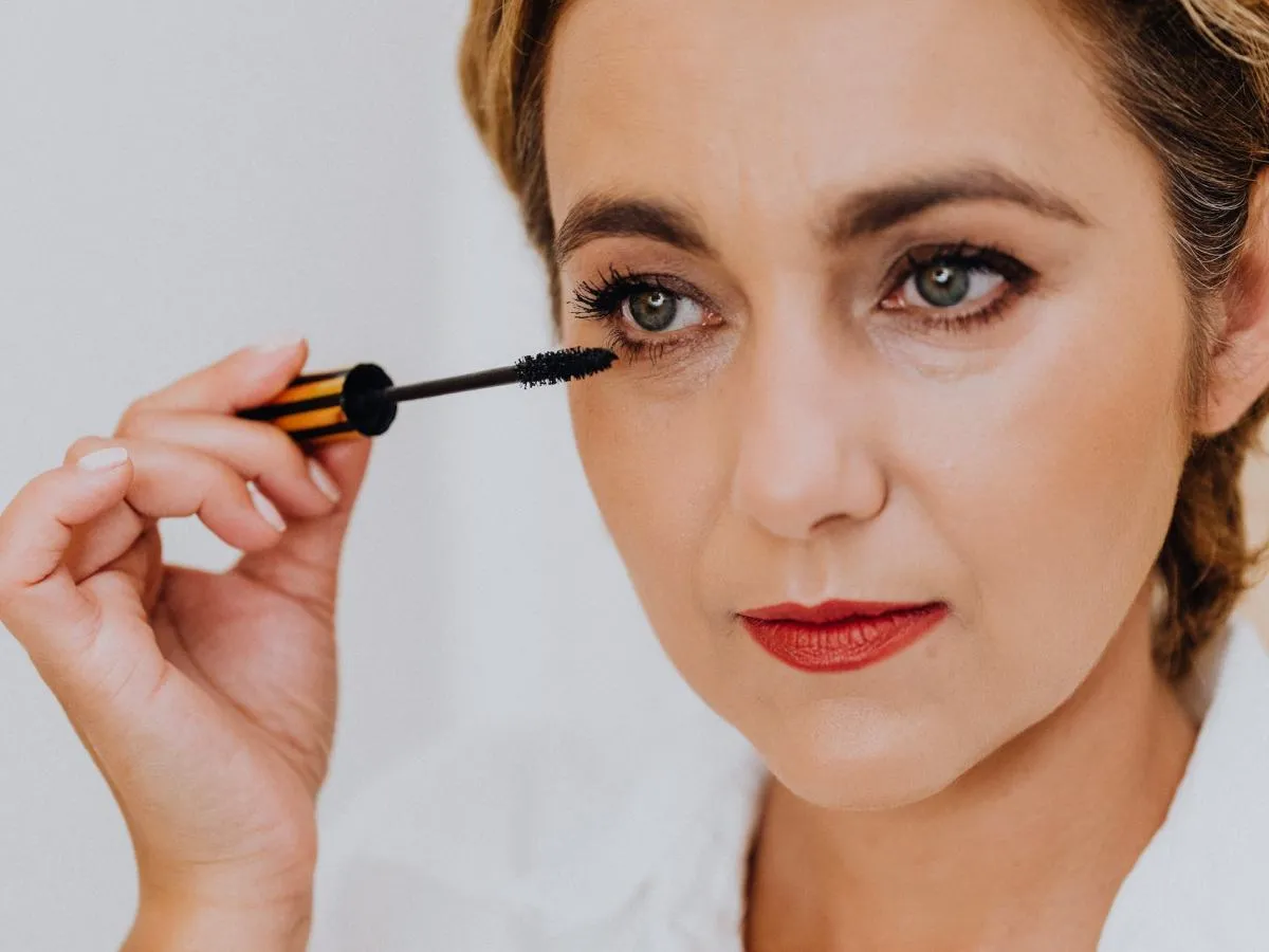 kobieta z rozmazanym tuszem pod oczami