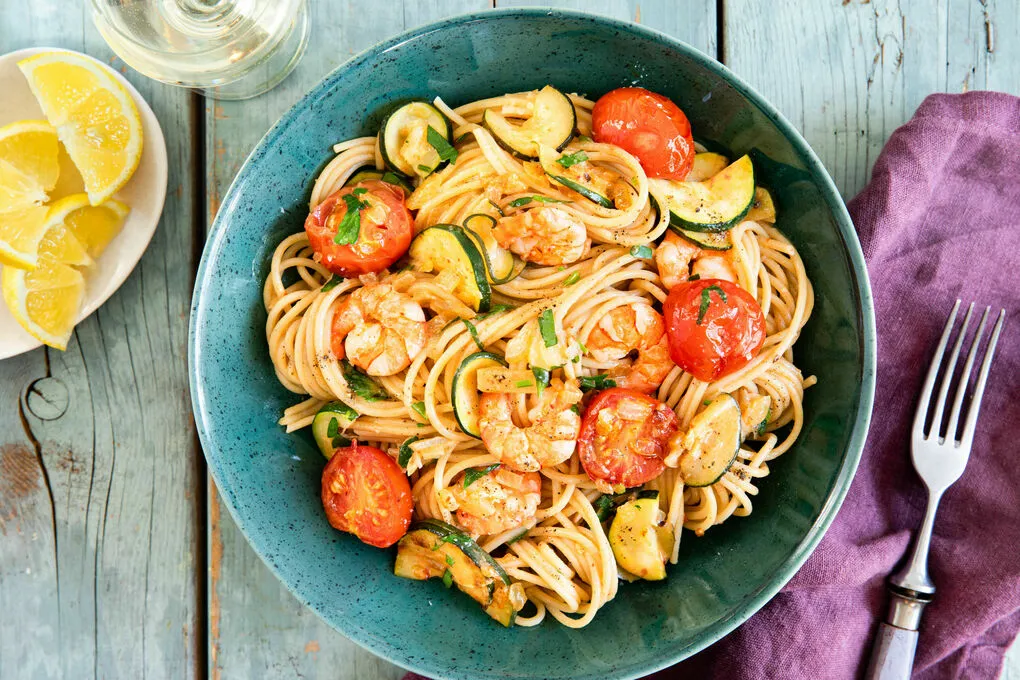 Spaghetti mit Garnelen und Kirschtomaten in einer Pfanne