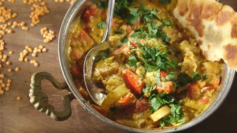 naan z wegetariańskim curry lub grillowanymi warzywami