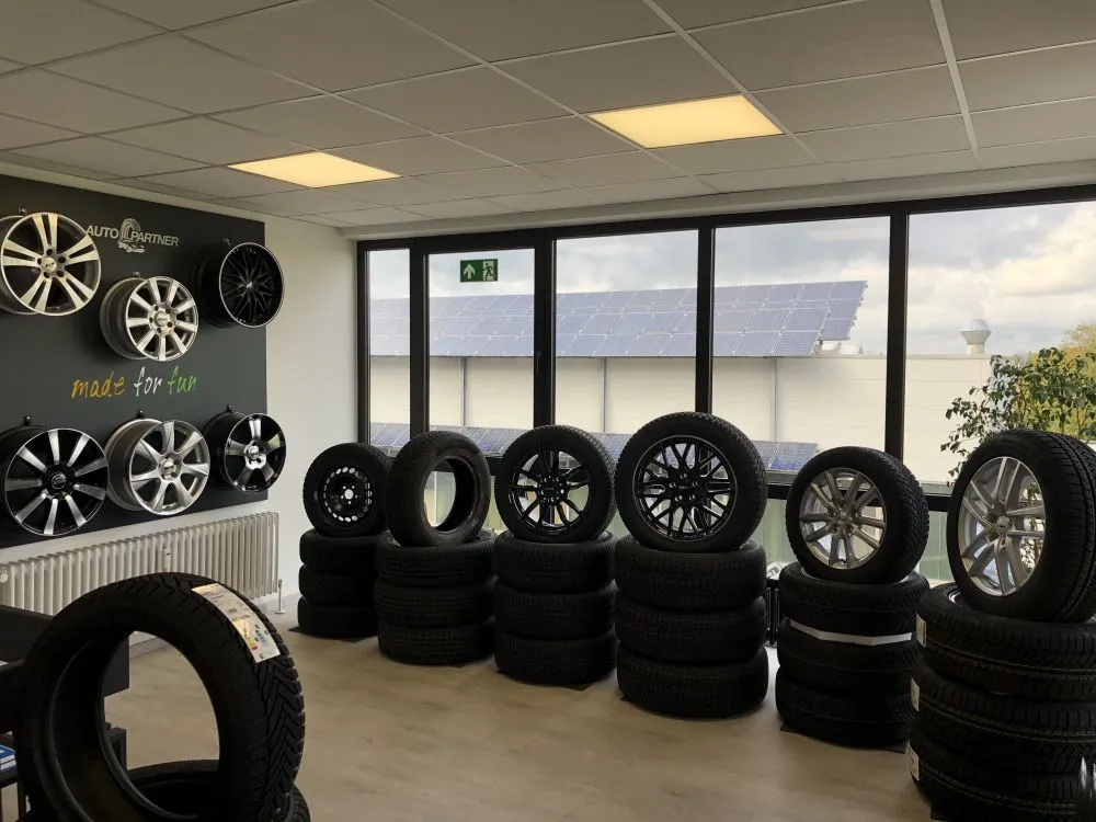 Auswahl an Reifen und Felgen im Showroom