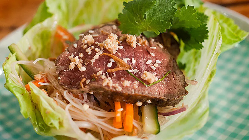 Sałatka tajska z wołowiną i makaronem ryżowym