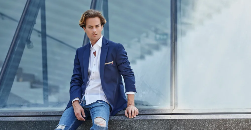 Mężczyzna w niebieskiej marynarce i białej koszuli
