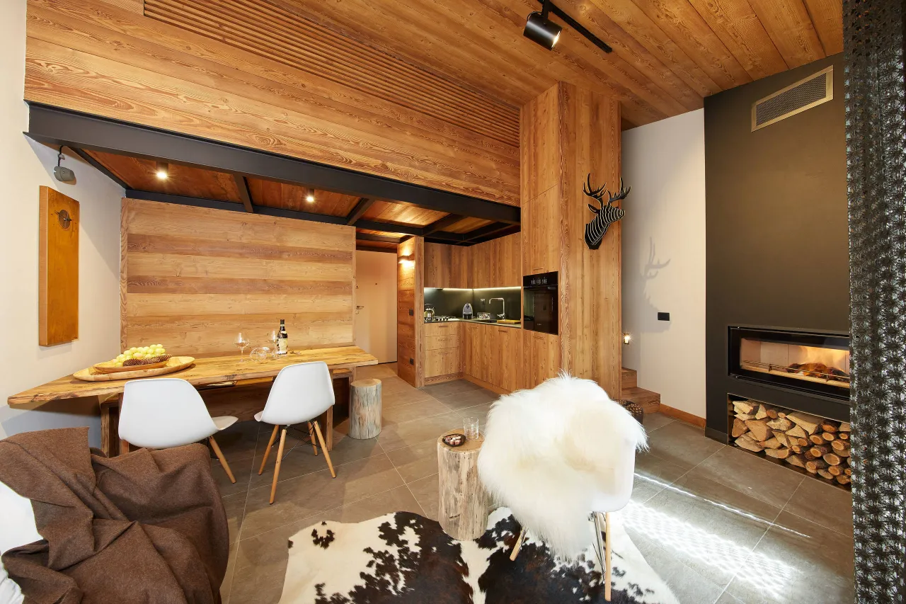 Interno baita moderna con vista montagne