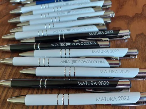 egzaminator ocenia arkusz maturalny, długopis i kartka