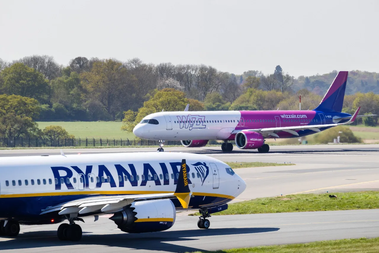 Samolot Ryanair i Wizz Air na płycie lotniska. Wizz Air oferuje loty do Alicante, a Ryanair również zabiera pasażerów na wakacje.