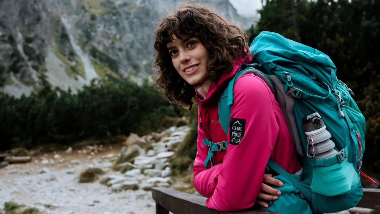 turysta przygotowujący ekwipunek na trekking w Tatrach