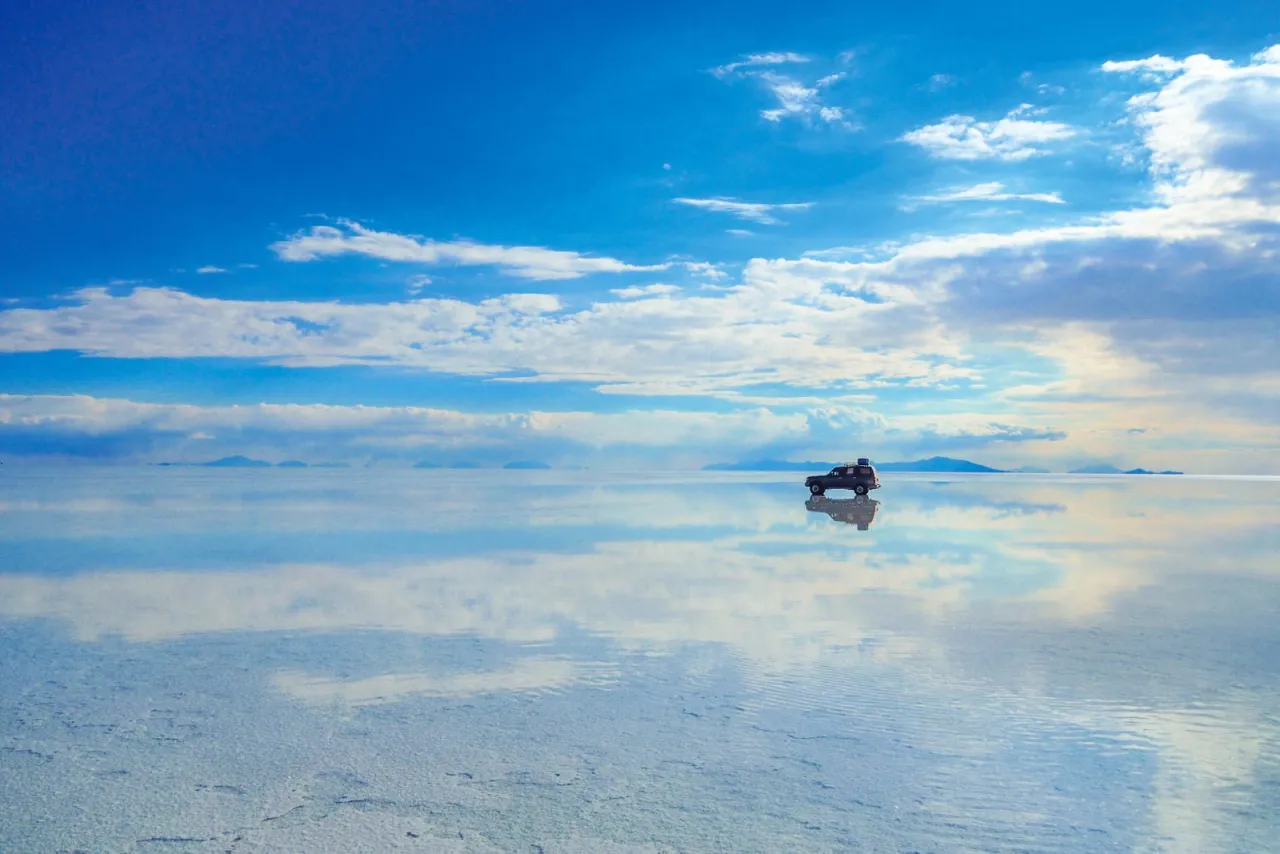 Salar de Uyuni lustro nieba
