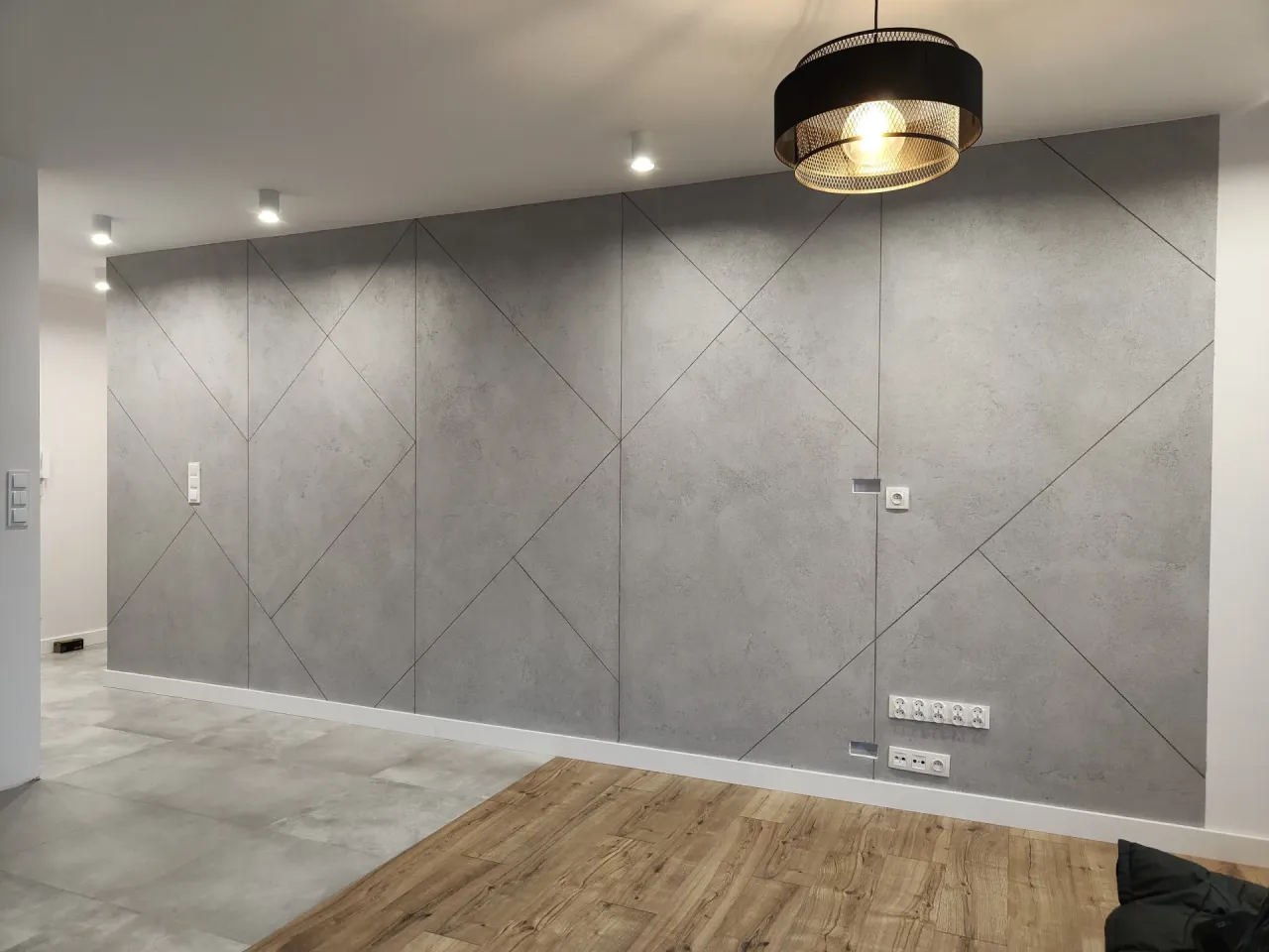 Pr&oacute;bki tynk&oacute;w dekoracyjnych na ścianie, r&oacute;żne efekty: beton, stiuk, trawertyn