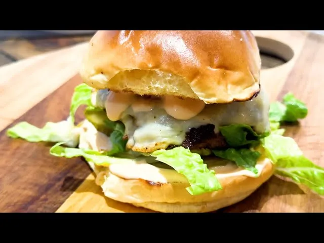 burger odpoczywający po usmażeniu