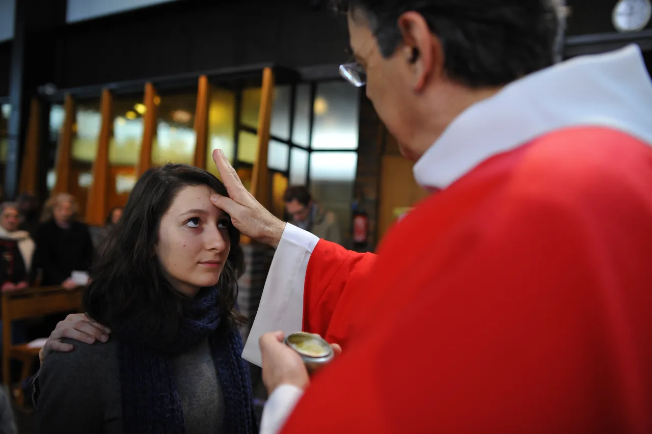 para młoda w kościele, bierzmowanie