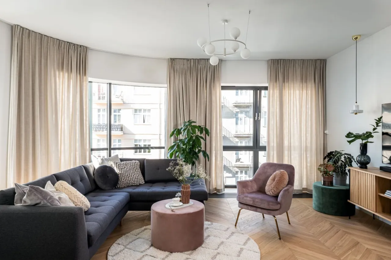 Wysokie zasłony w salonie optycznie powiększające przestrzeń