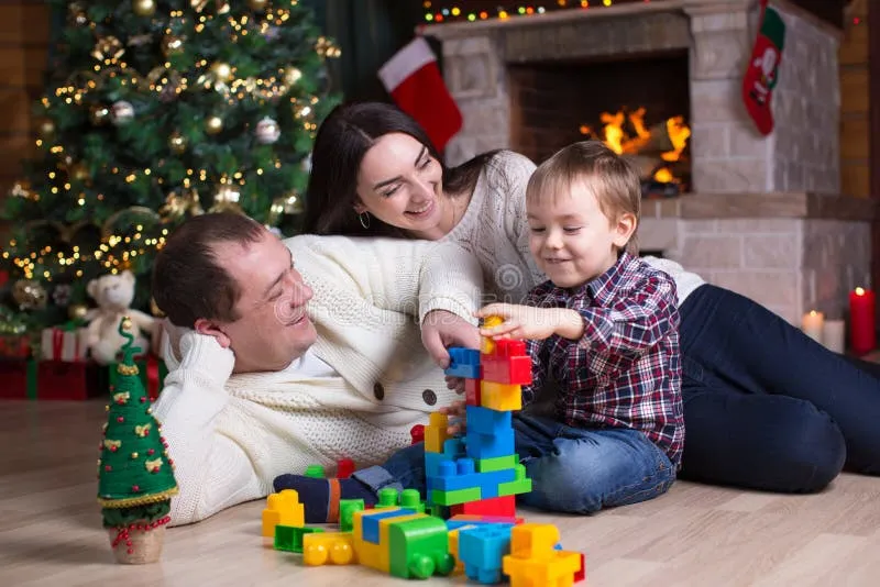 zmartwiony rodzic obserwujący bawiące się dziecko