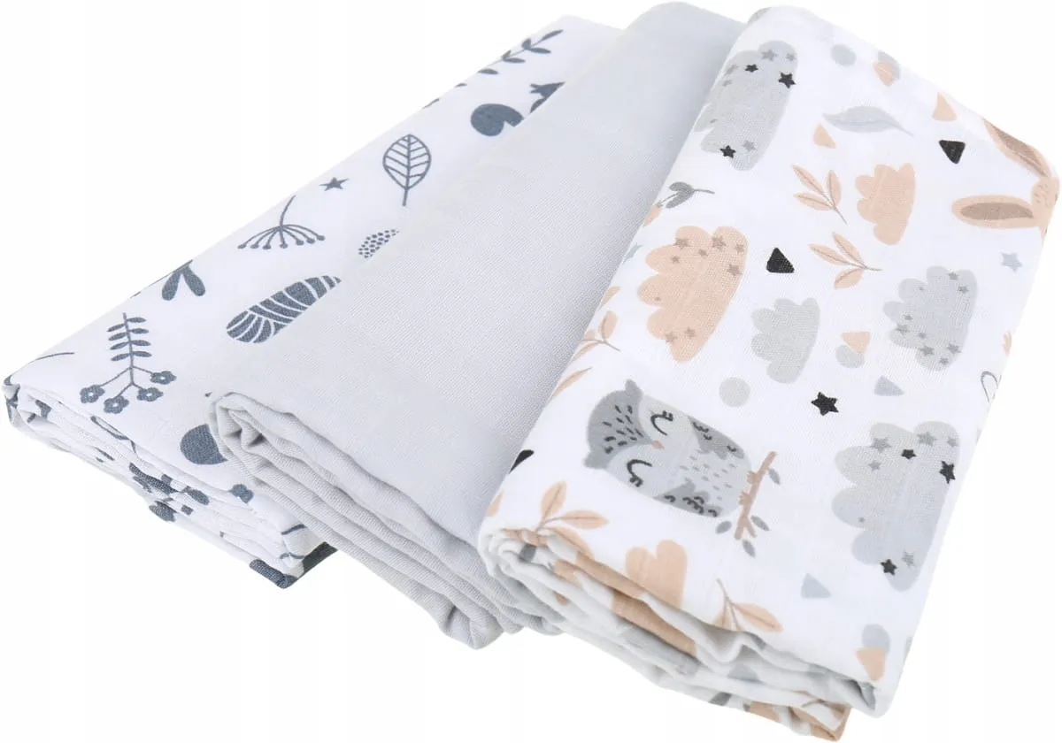 Mama używająca pieluszki muślinowej do karmienia piersią