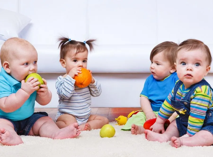 Dzieci bawiące się w żłobku