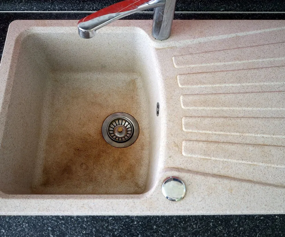 domowe sposoby czyszczenia zlewu granitowego przed i po