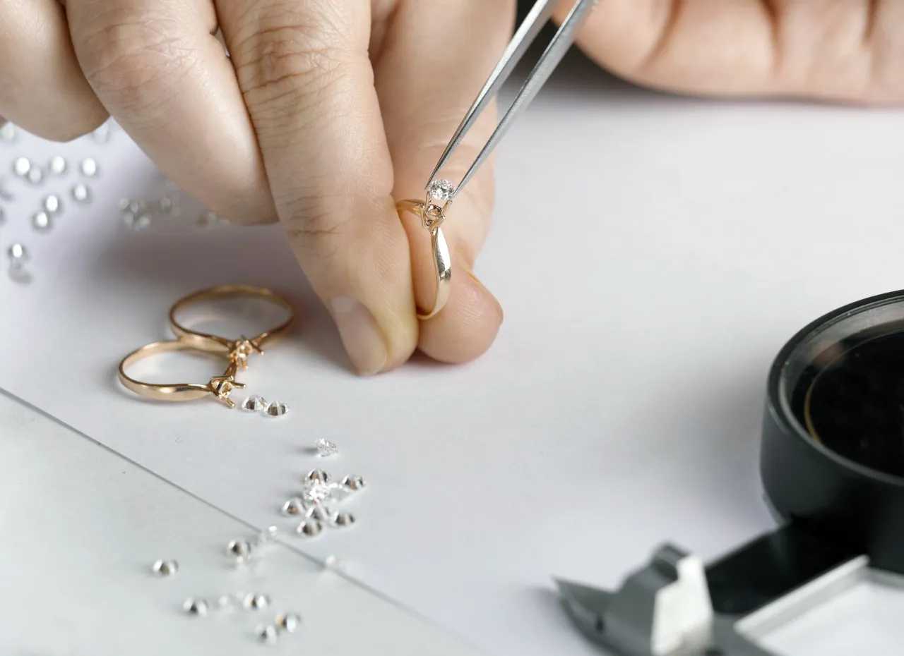 jubiler przy pracy tworzący biżuterię