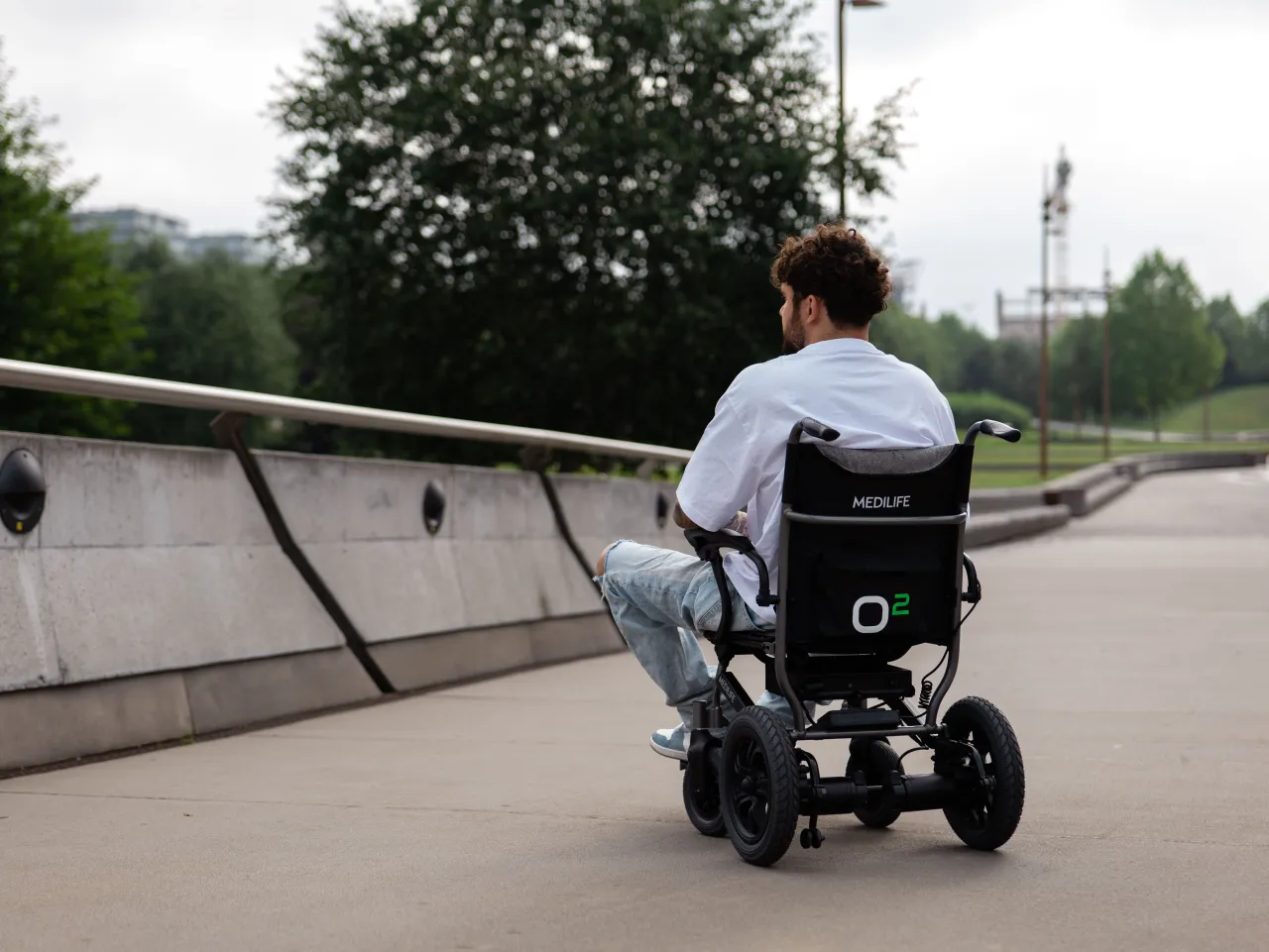 osoba na w&oacute;zku inwalidzkim w domu