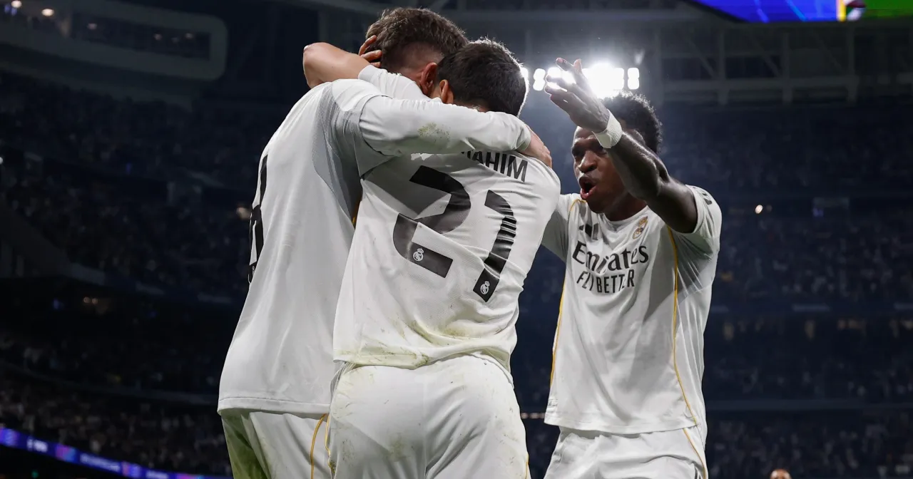 Piłkarze Realu Madryt świętują zwycięstwo. To oni wygrali wczorajszy mecz Ligi Mistrzów, co widać po ich radości.