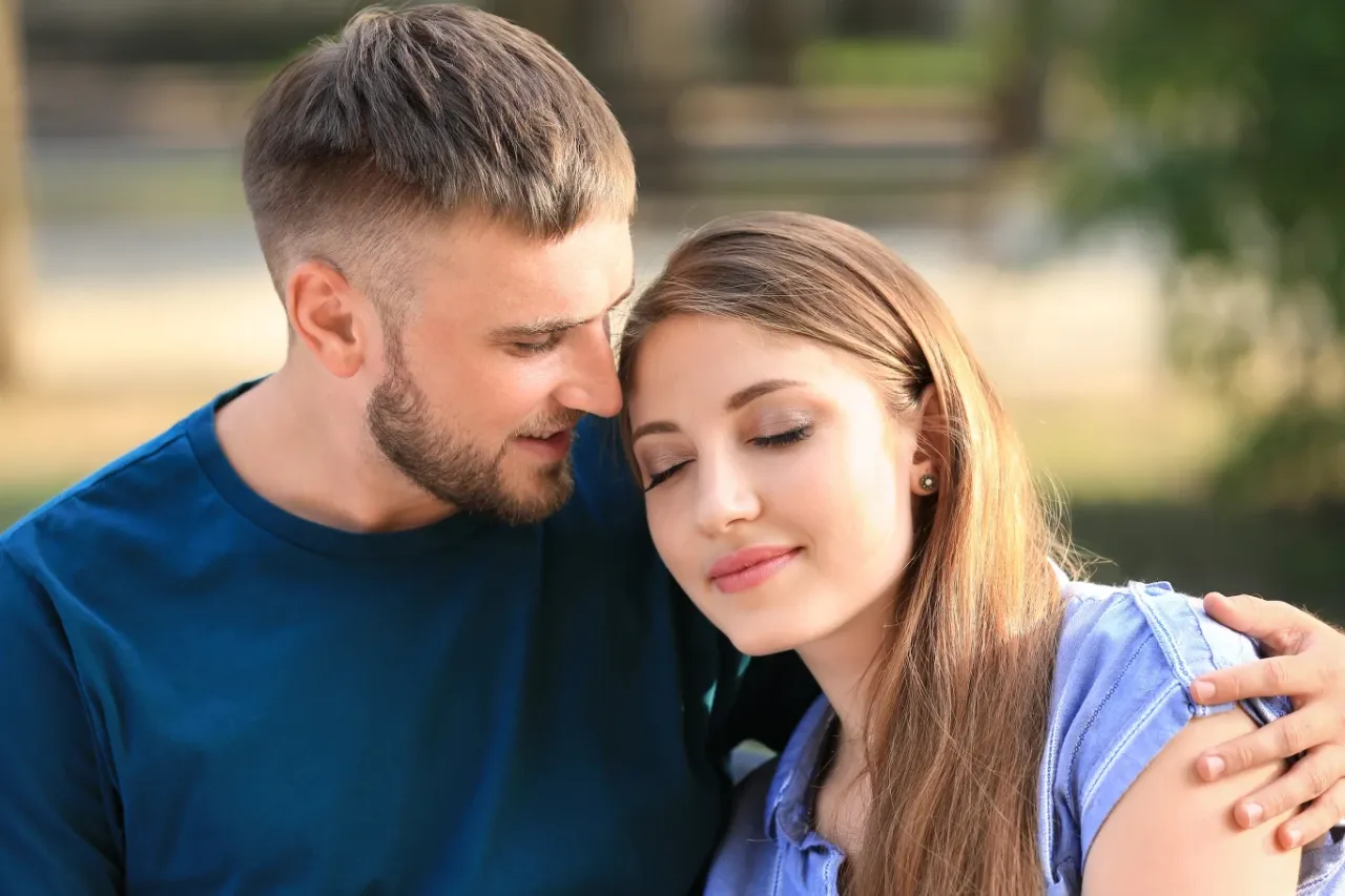 Szczęśliwa para rozmawiająca i śmiejąca się, symbolizująca dobrą komunikację i bliskość w związku