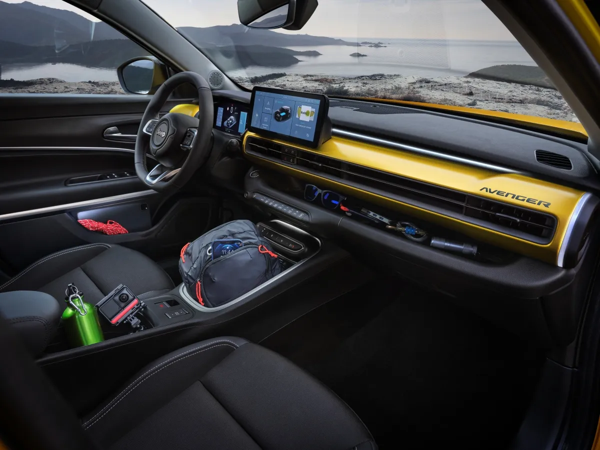 Jeep Avenger wnętrze wersje wyposażenia