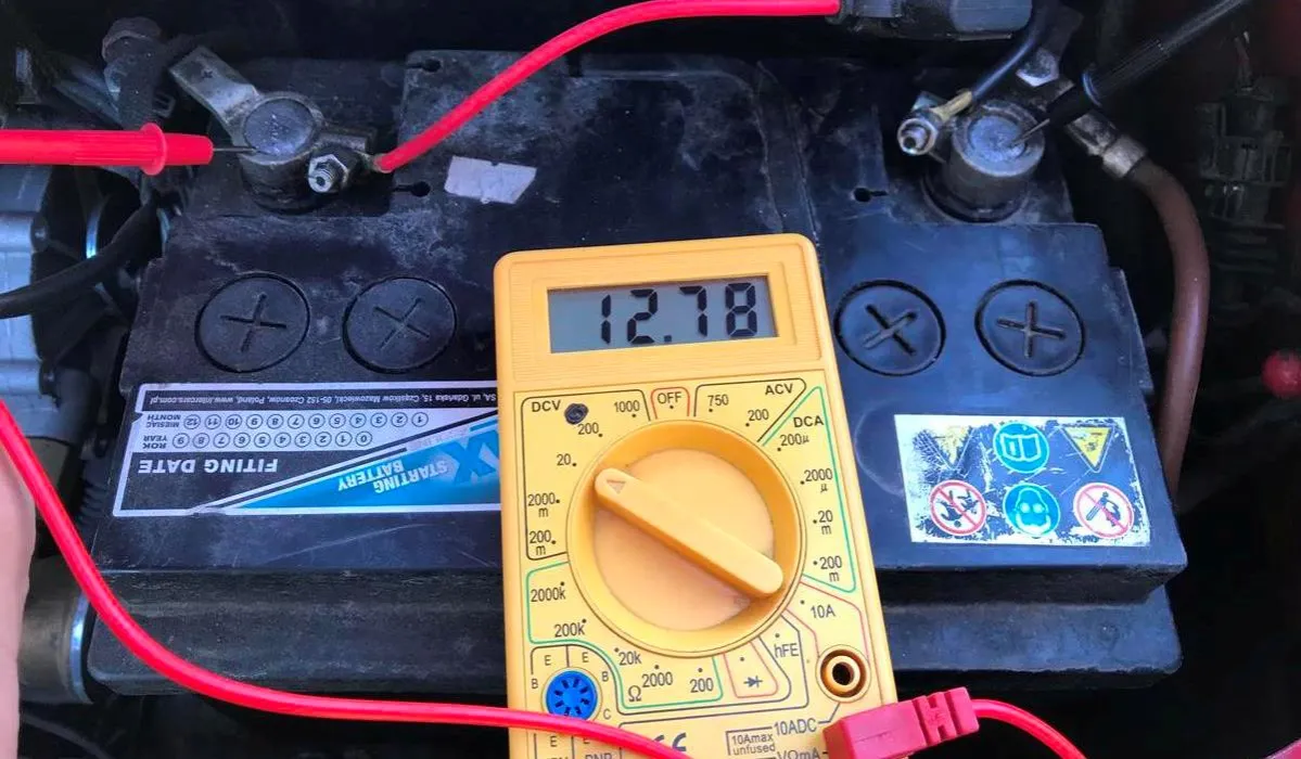 multimetr podłączony do akumulatora