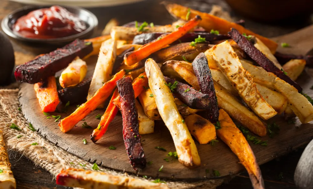 różne rodzaje frytek na talerzu