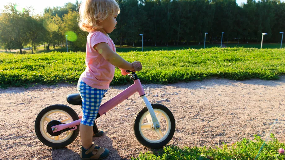 dwuletnia dziewczynka na rowerku biegowym