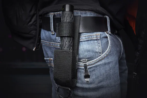 Dyskretne noszenie pałki teleskopowej