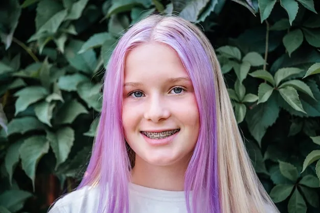 Nastolatka z aparatem ortodontycznym uśmiech