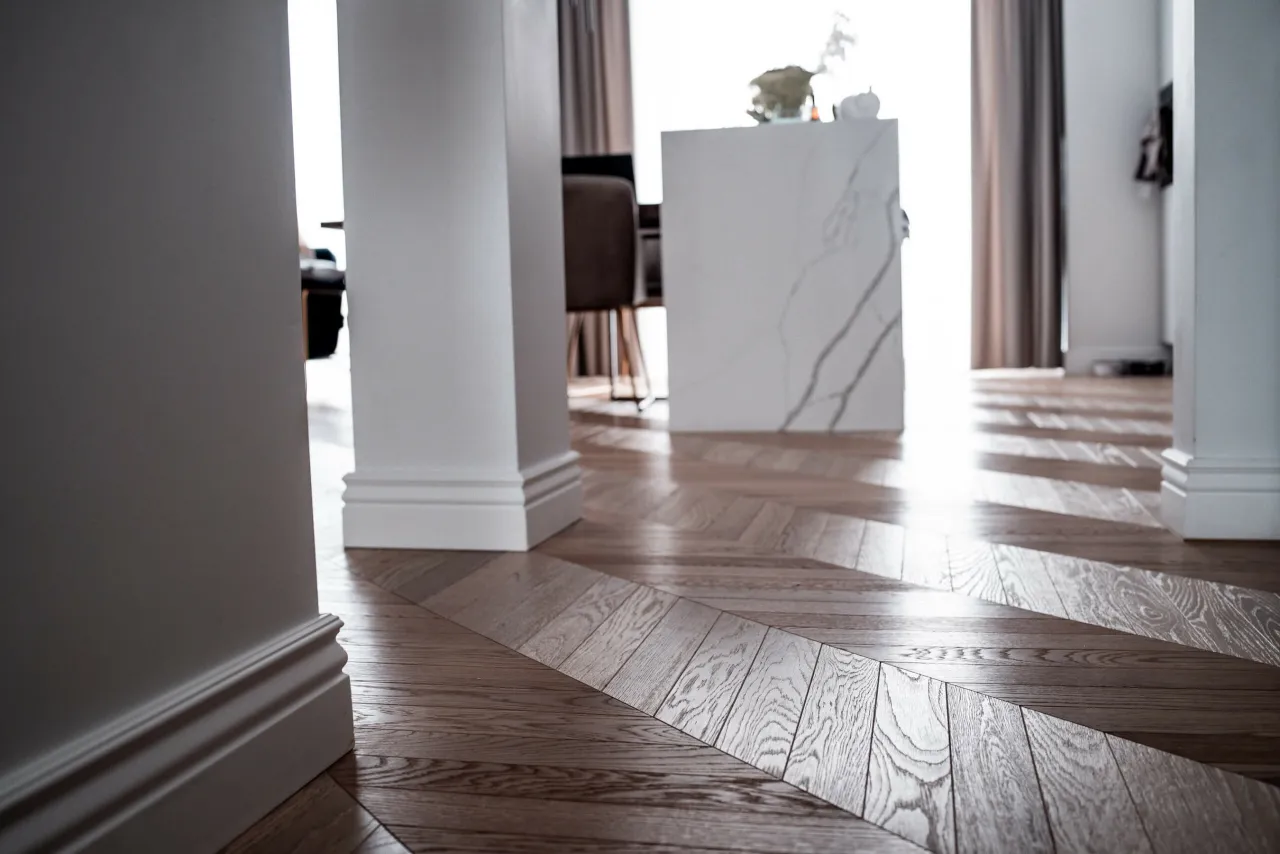 Białe listwy przypodłogowe w różnych wnętrzach