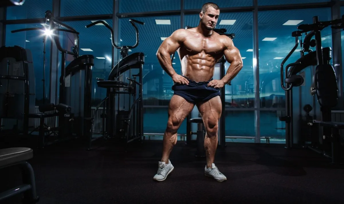 osoba ćwicząca z energią siłownia