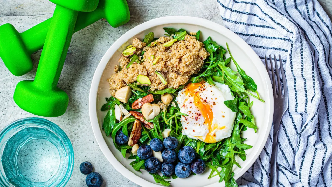 zdrowe jedzenie po treningu, talerz z posiłkiem potreningowym