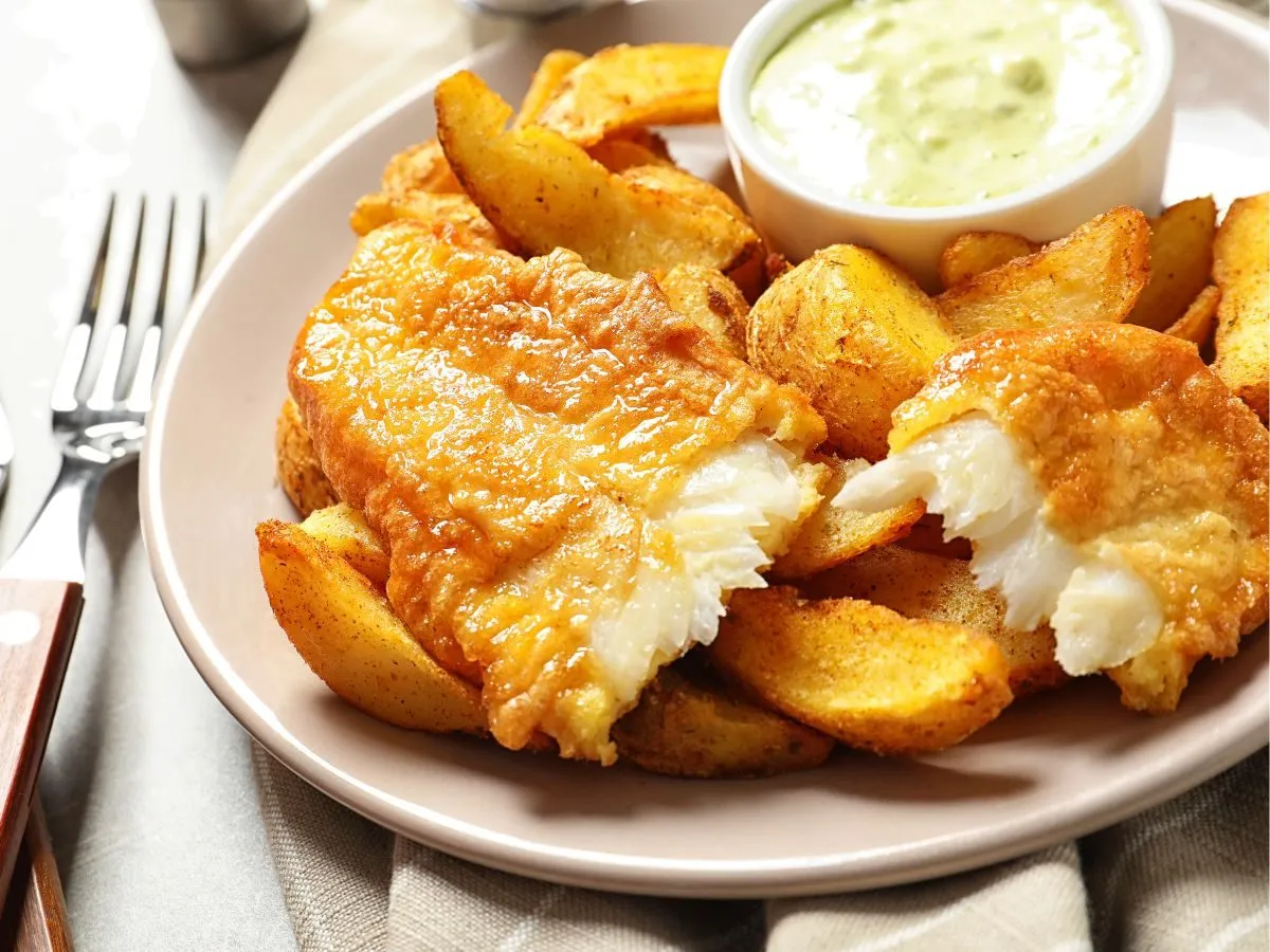 Chrupiące filety rybne w cieście z frytkami i sosem. Idealne, gdy chcesz wiedzieć, jak smażyć ryby mrożone.