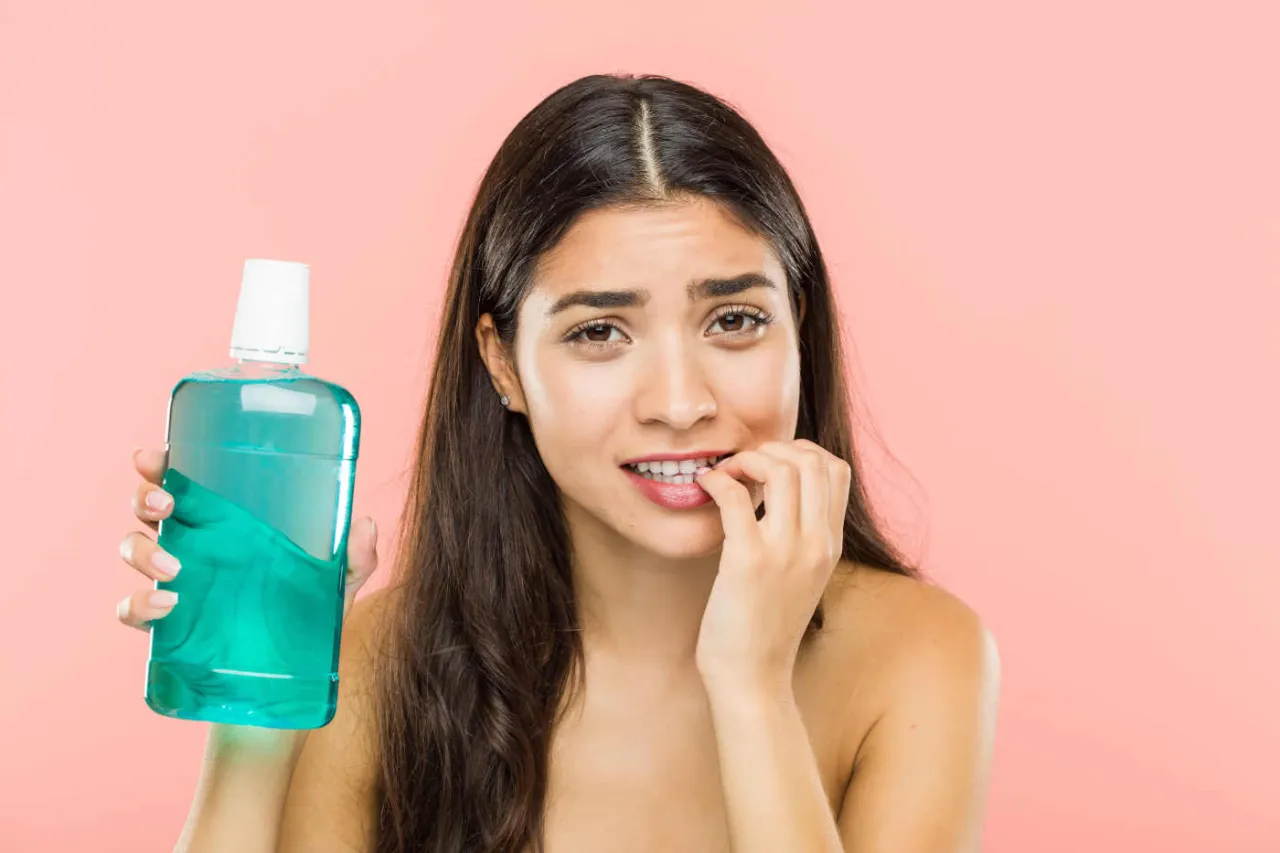 Zdjęcie Czym płukać jamę ustną po wyrwaniu ósemki, by uniknąć bólu i przyspieszyć gojenie?