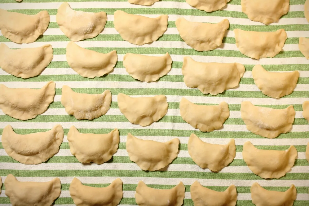 Ułóż surowe pierogi na ściereczce w paski, aby wiedzieć, jak przechowywać pierogi.