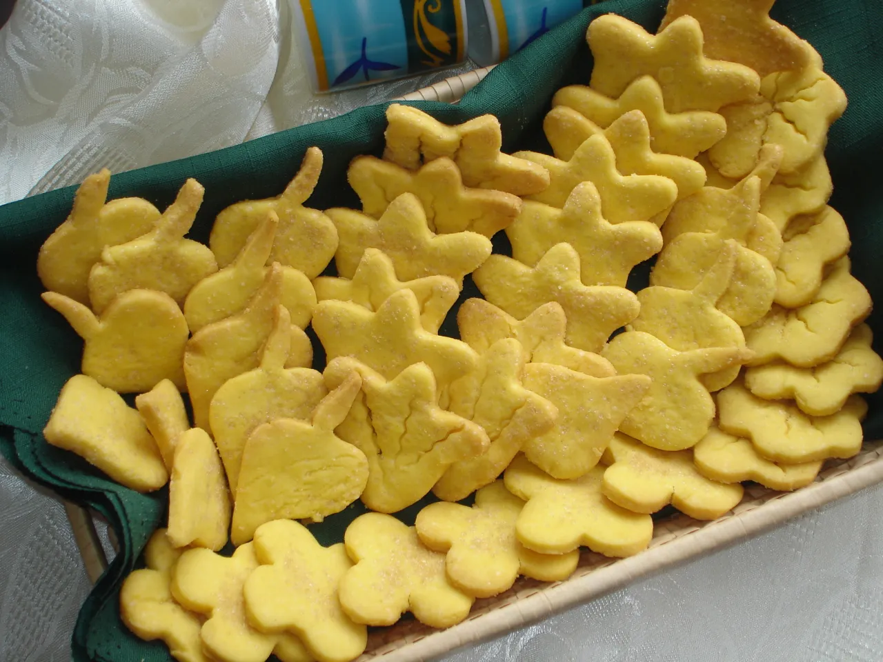 złote ciastka kukurydziane na talerzu