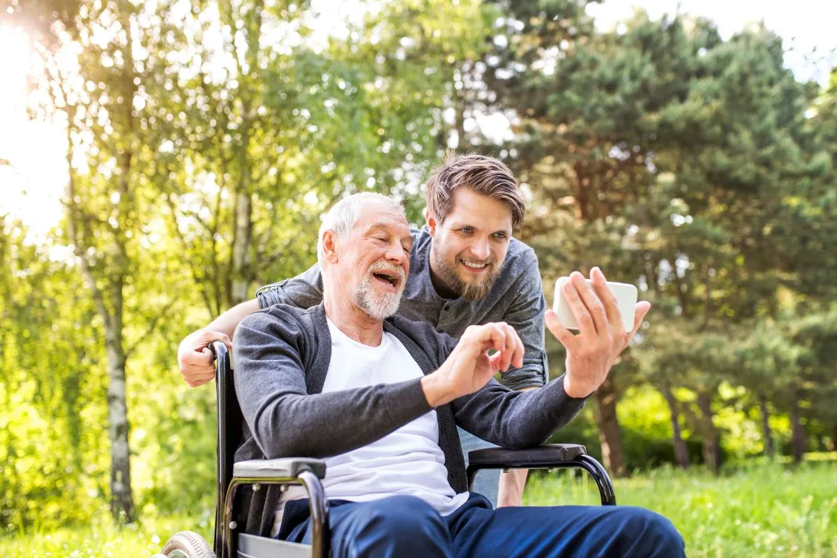 Rodzina rozmawiająca z opiekunem w domu opieki
