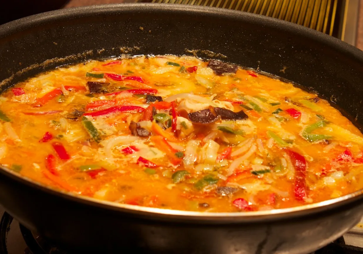 Pikantne danie warzywne w sosie, co zamiast czerwonej pasty curry? Papryka, cebula, marchewka i grzyby w aromatycznym wywarze.