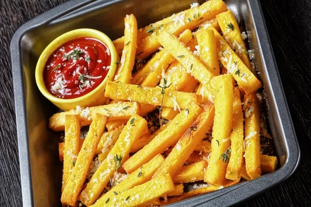 różne przyprawy do frytek na drewnianym stole