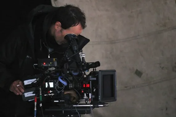 reżyser filmowy na planie filmowym, praca z aktorem