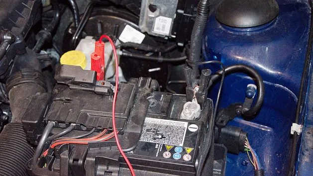 bezpieczne odłączanie akumulatora od prostownika zagrożenia