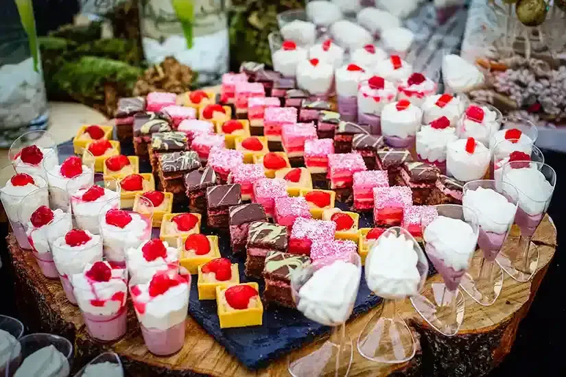 r&oacute;żnorodność ciast weselnych na stole