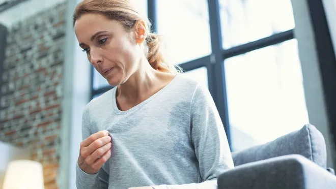 kobieta z różnymi dolegliwościami, nietypowe objawy menopauzy, zaskakujące symptomy