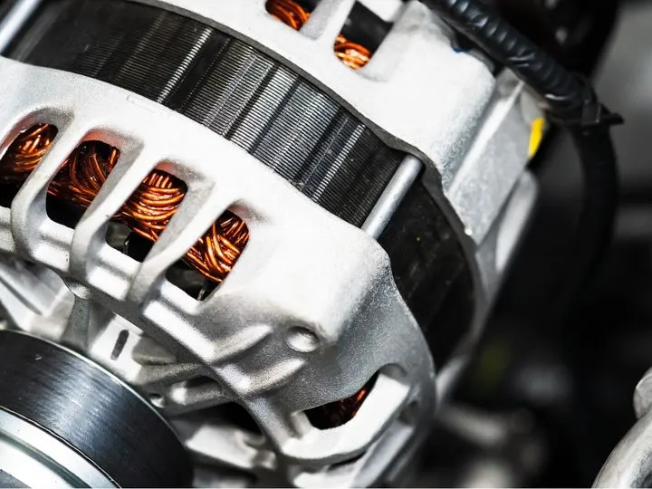 Fluktuacje napięcia w samochodzie, przygasające światła