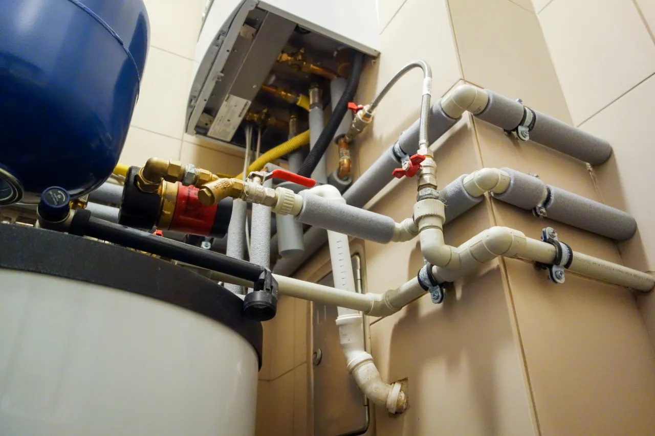 Instalacja grzewcza z zasobnikiem i kotłem, gotowa na czasy od kiedy zakaz ogrzewania gazem.